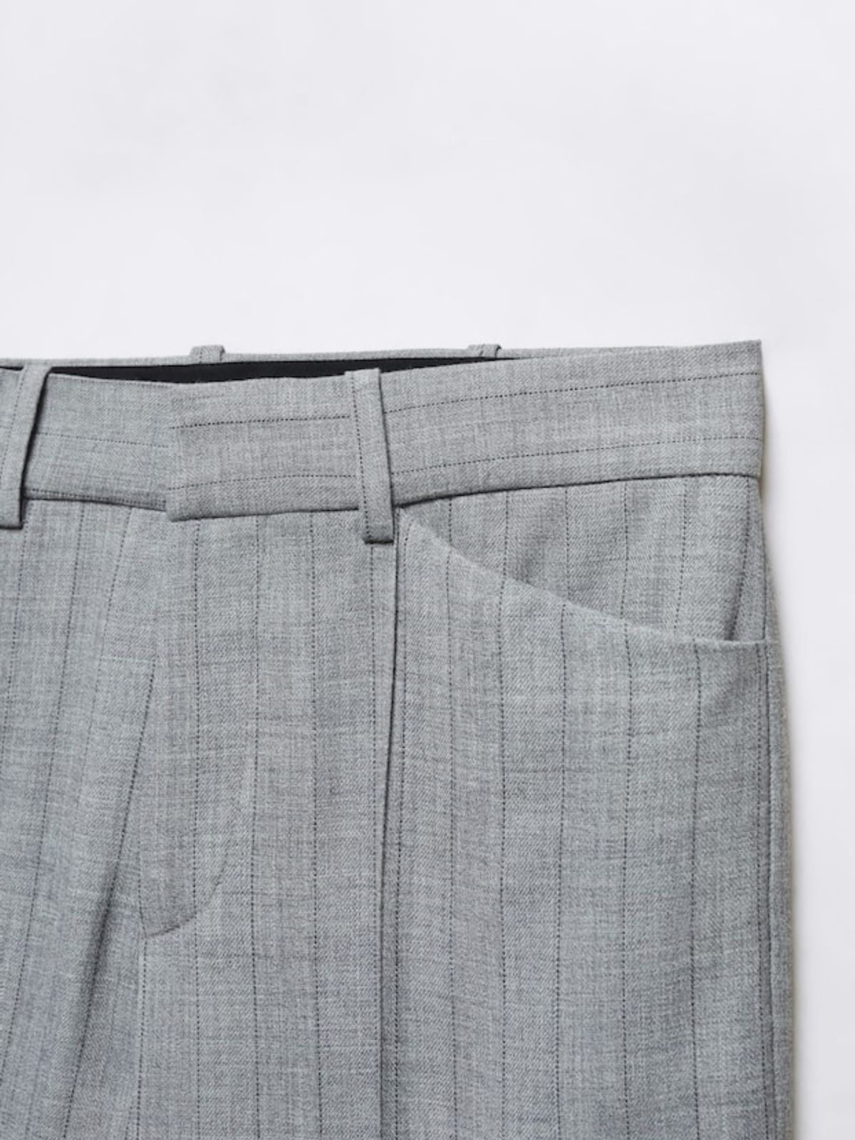  מכנסיים מחוייטים בהדפס פסים של MANGO