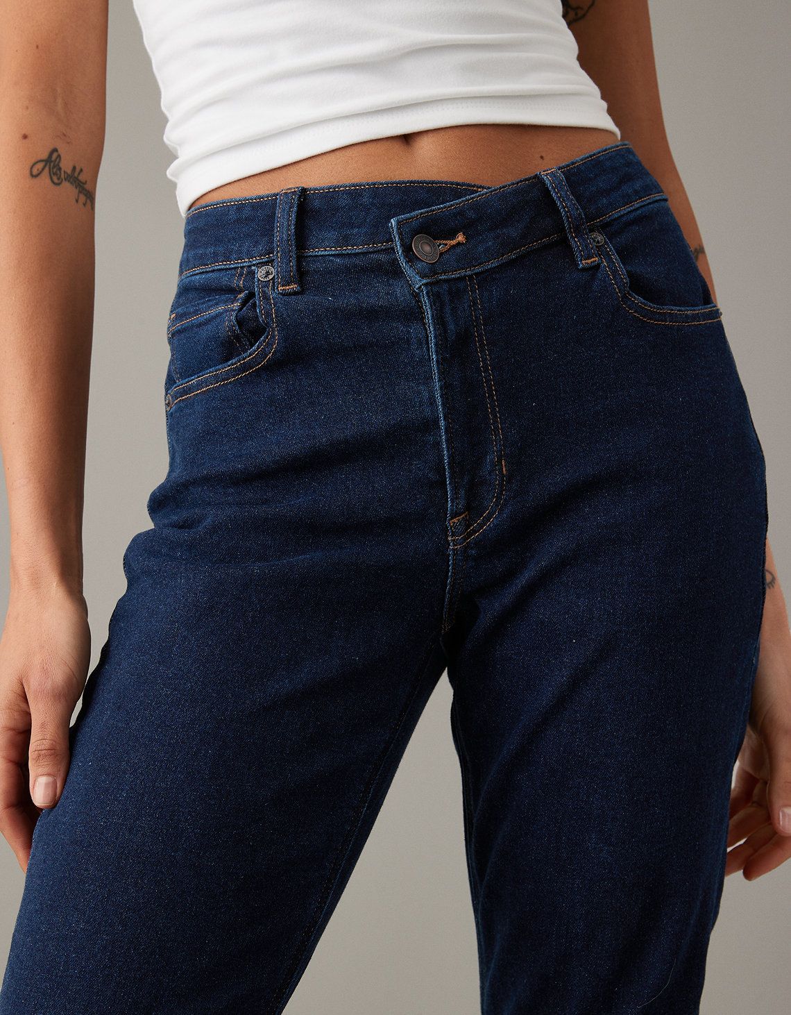  ג'ינס בגזרת MOM של AMERICAN EAGLE