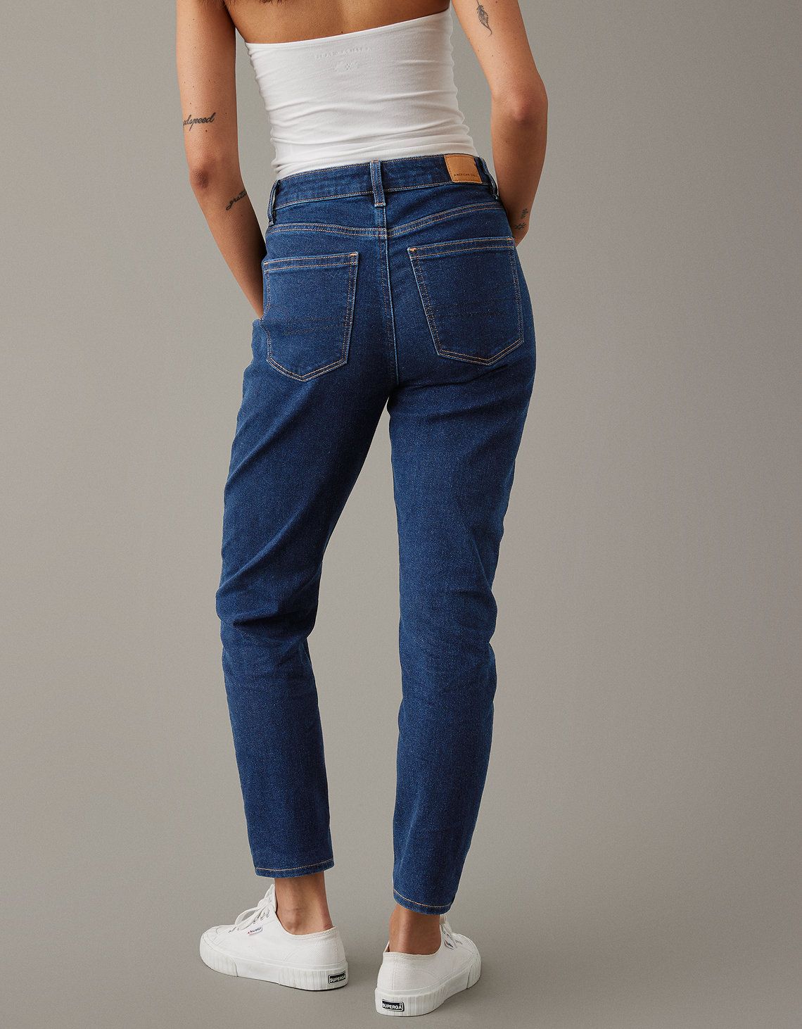  ג'ינס בגזרת MOM של AMERICAN EAGLE