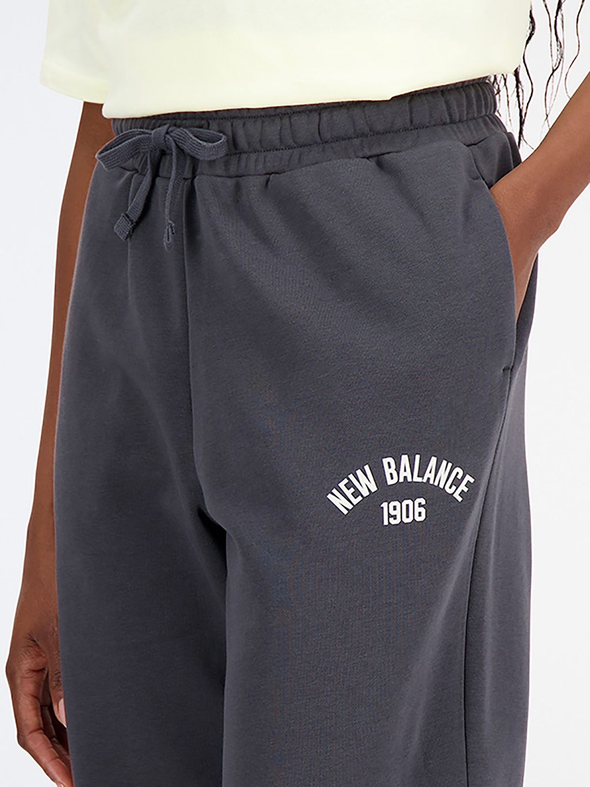  מכנסי טרנינג עם לוגו של NEW BALANCE
