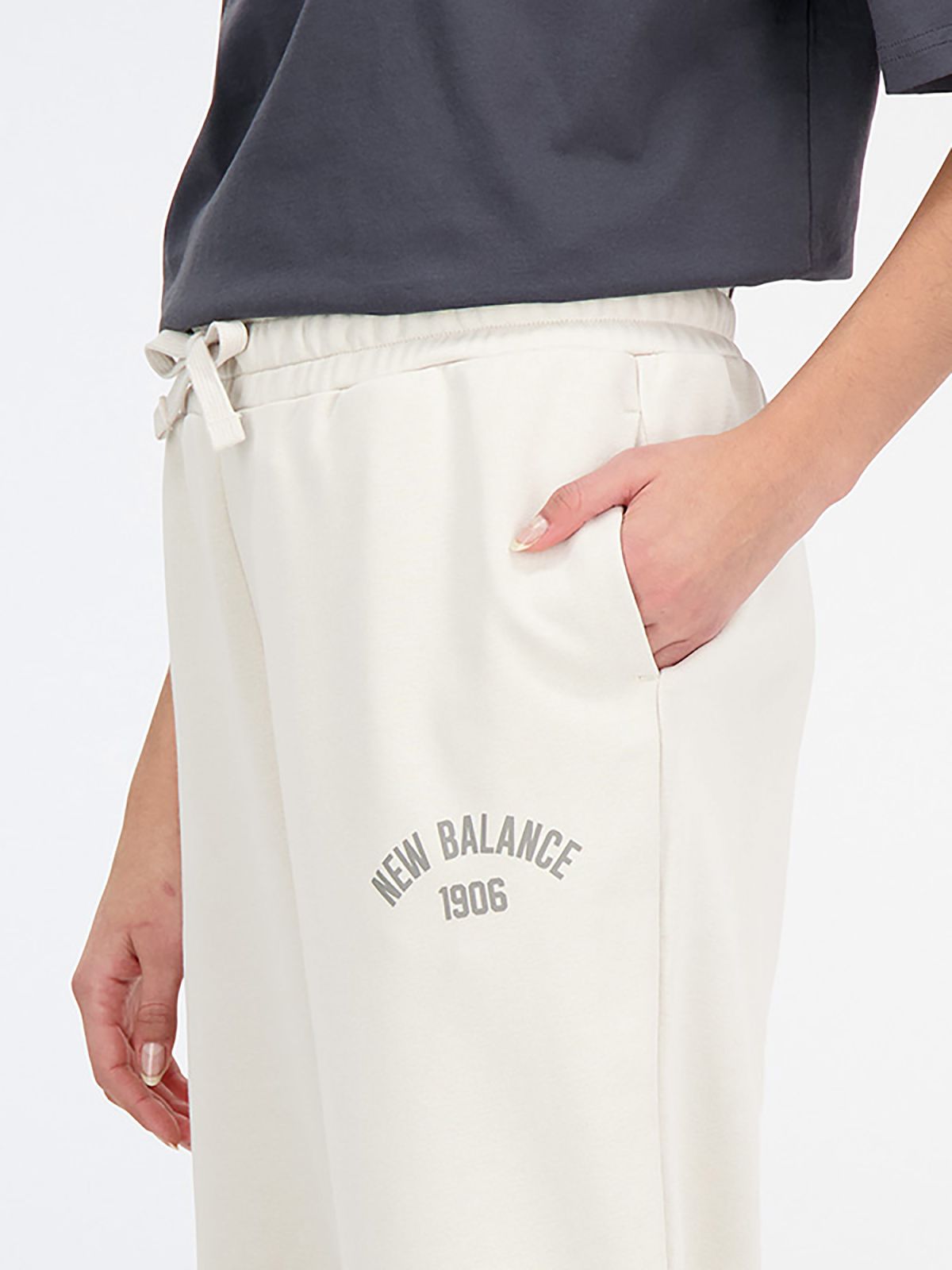  מכנסי טרנינג עם לוגו של NEW BALANCE