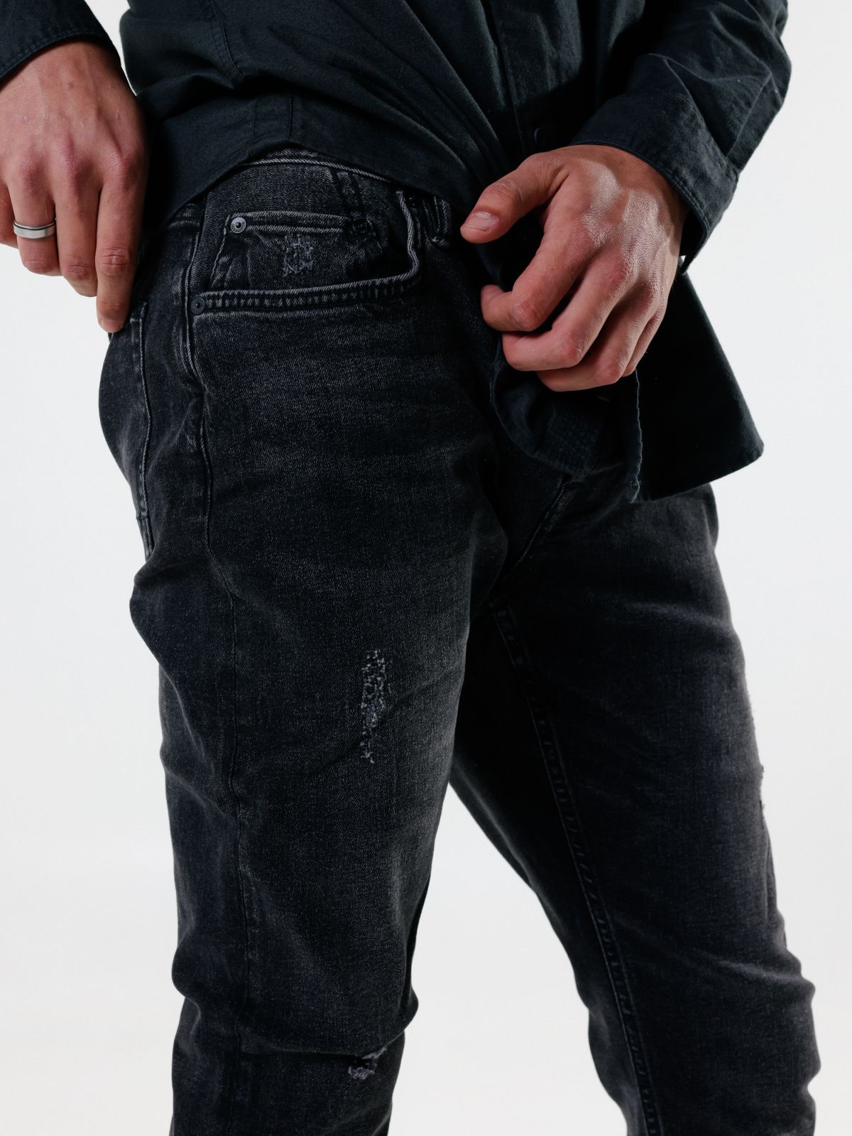  ג'ינס עם שפשופים בחזית של ALL SAINTS