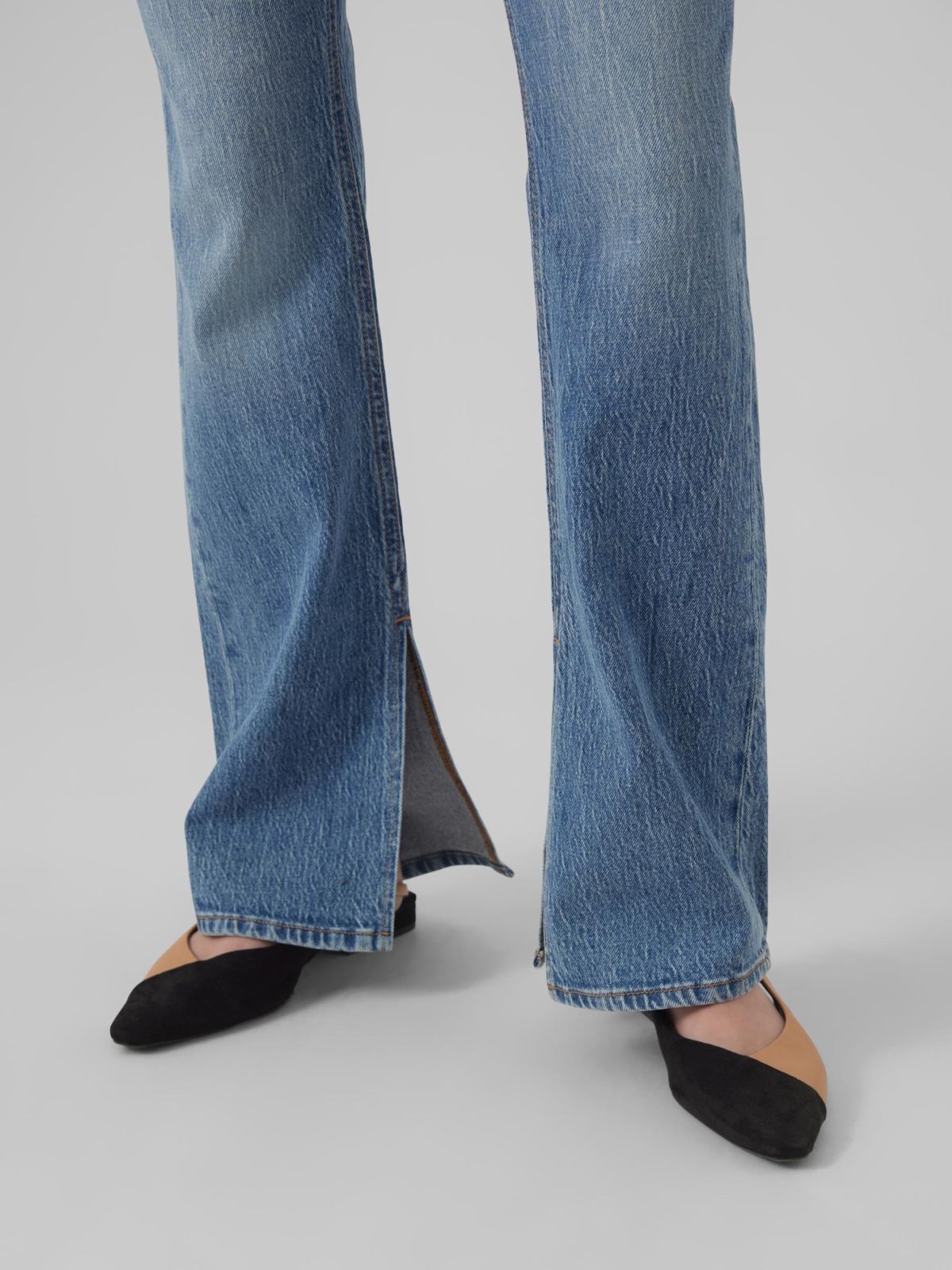  ג'ינס בגזרה ישרה עם שסעים של VERO MODA