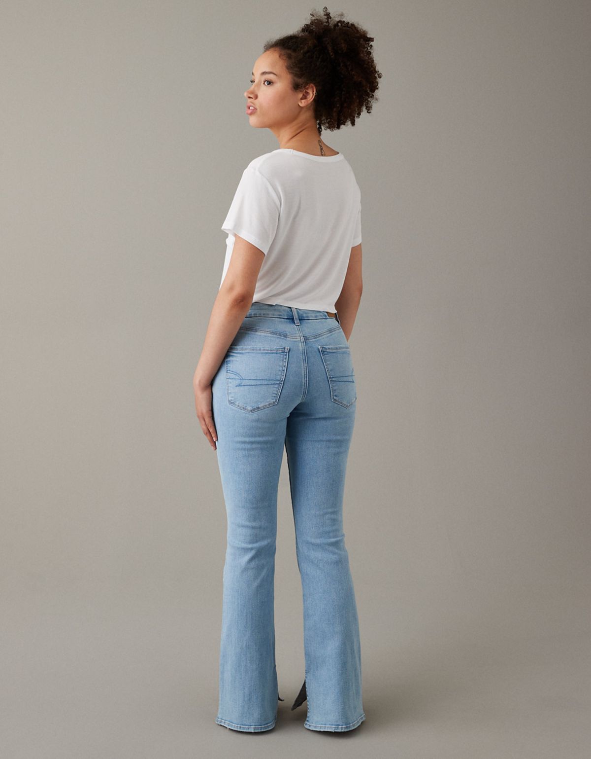  ג'ינס בגזרה מתרחבת של AMERICAN EAGLE