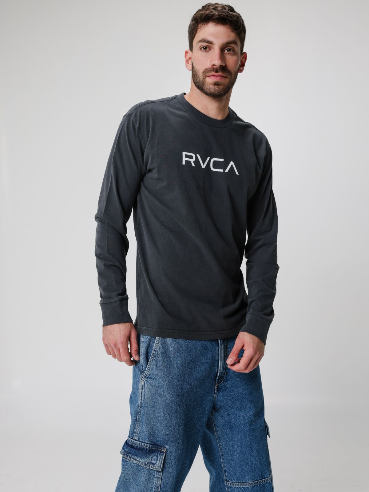  טישרט עם הדפס  לוגו של RVCA
