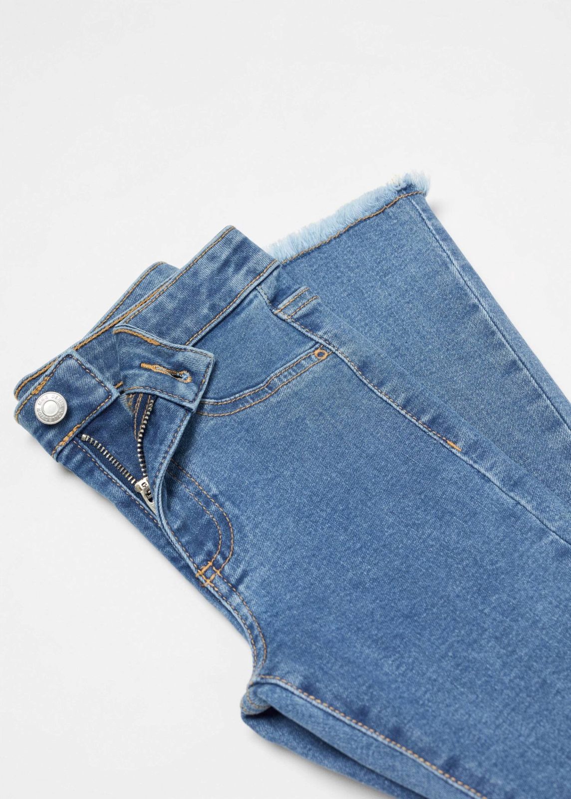  מכנסי ג'ינס עם סיומת פרומה / נשים של MANGO