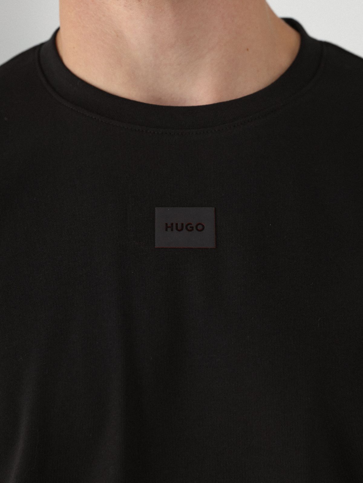  טי שירט עם תבליט לוגו של HUGO BOSS