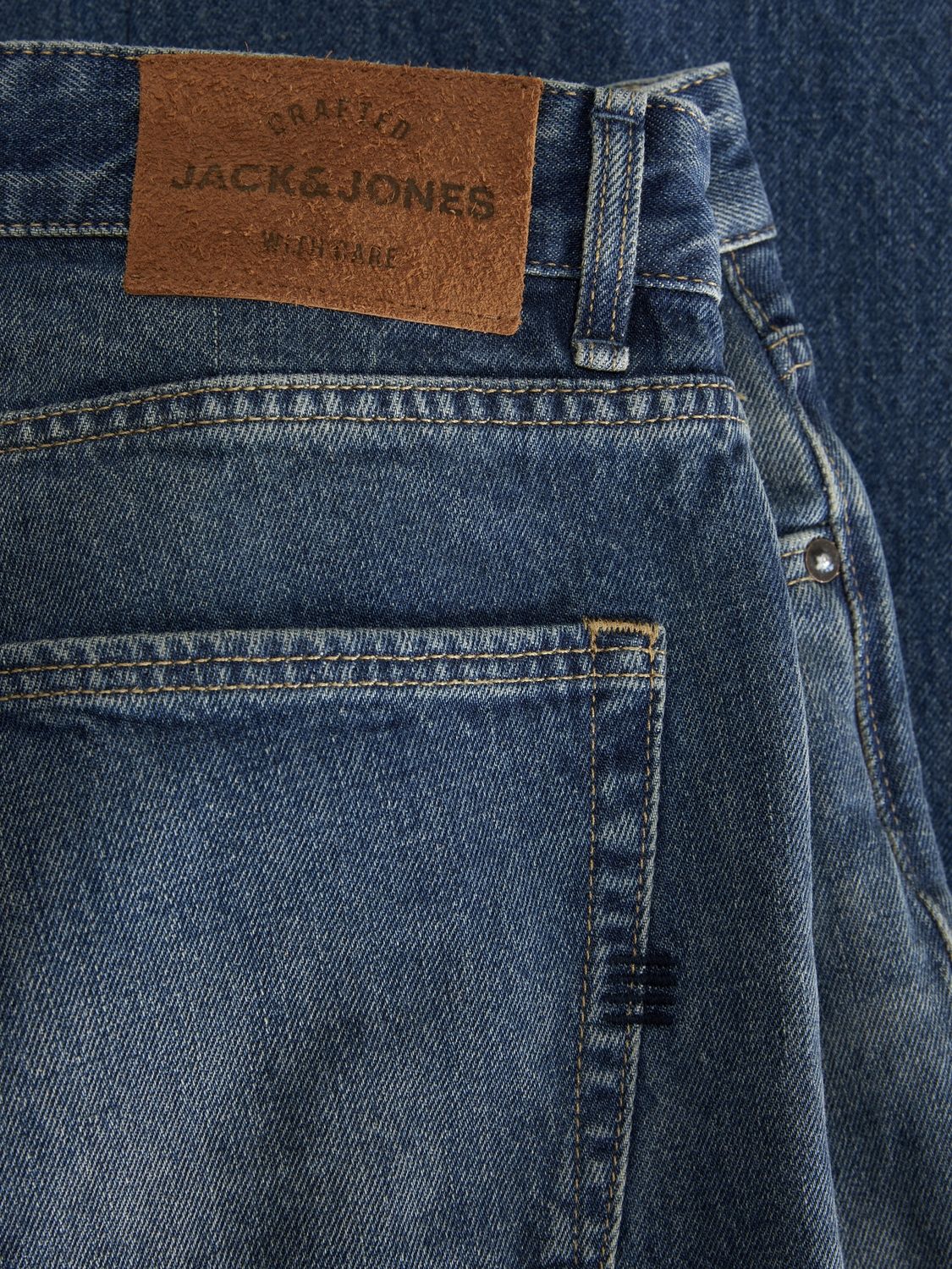  ג'ינס ווש בגזרה ישרה של JACK AND JONES