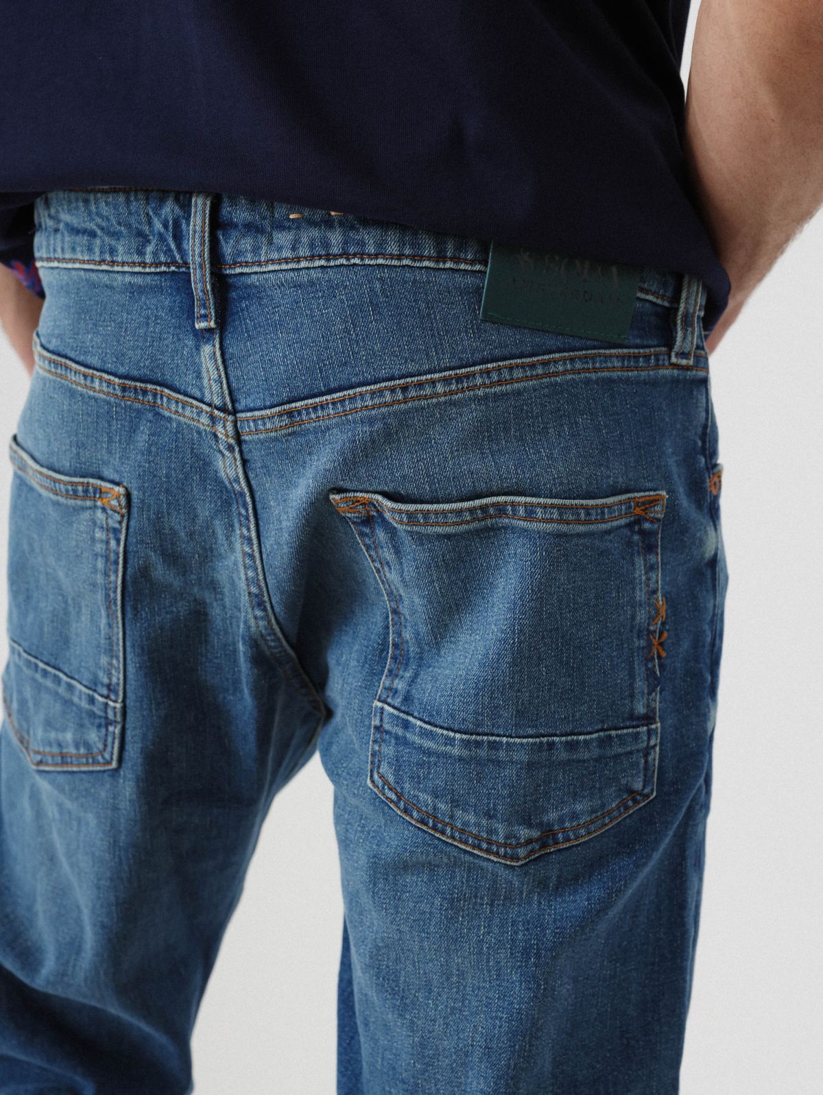  מכנסי ג'ינס בגזרה ישרה של SCOTCH & SODA