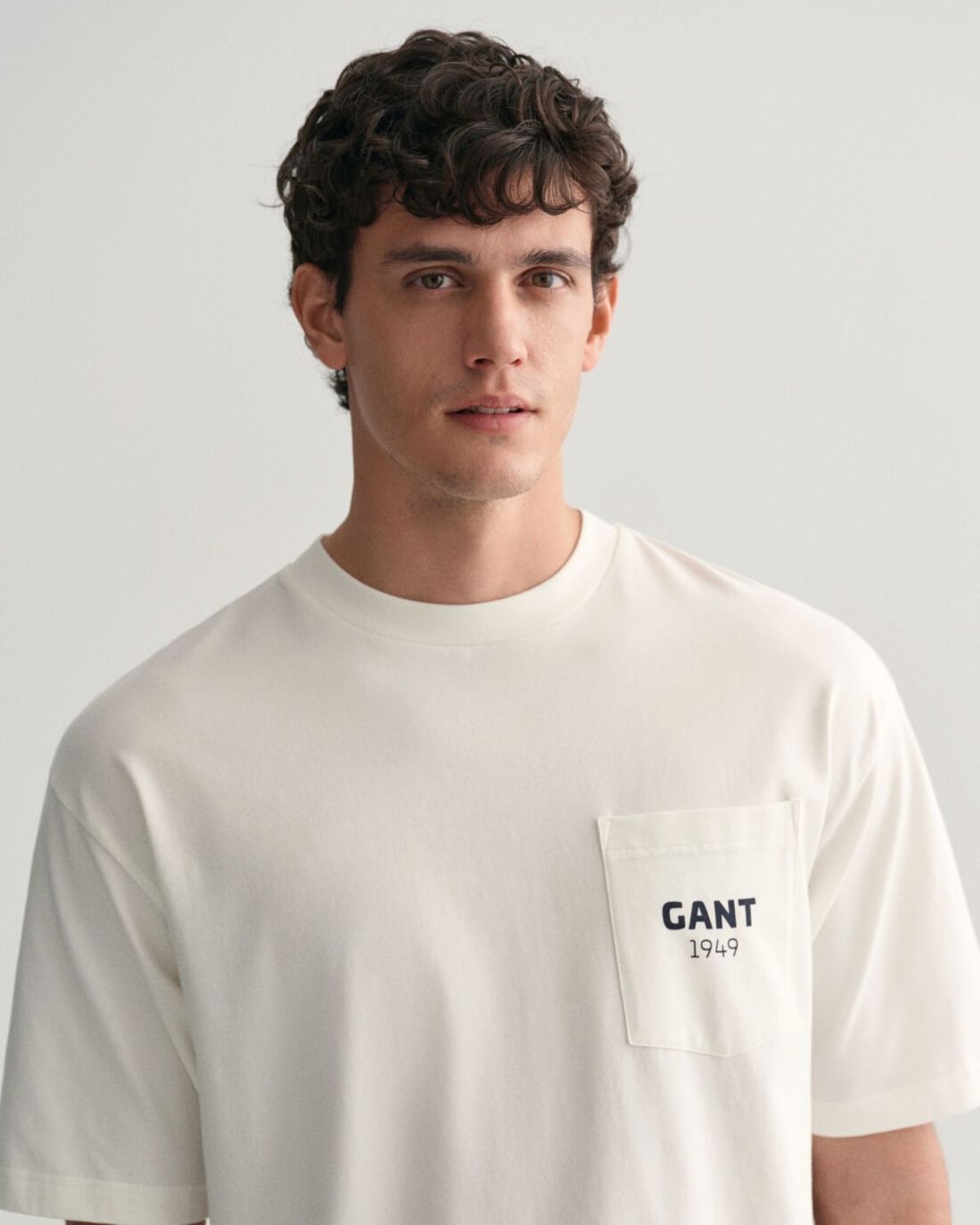  טי שירט עם כיס ולוגו של GANT