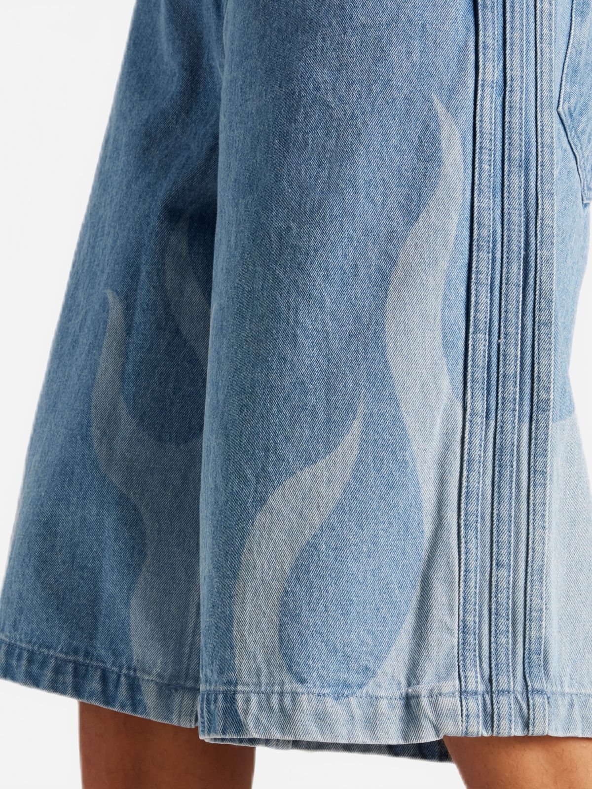  מכנסי ג'ינס קצרים בהדפס של ADIDAS Originals