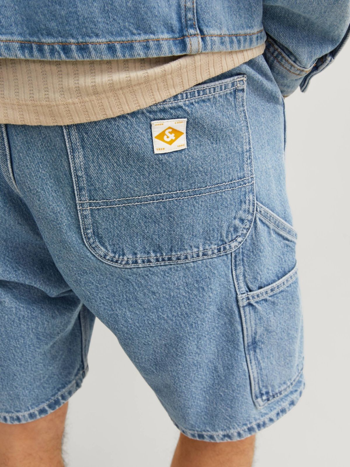  מכנסי ג'ינס קצרים בסגנון דגמ"ח של JACK AND JONES