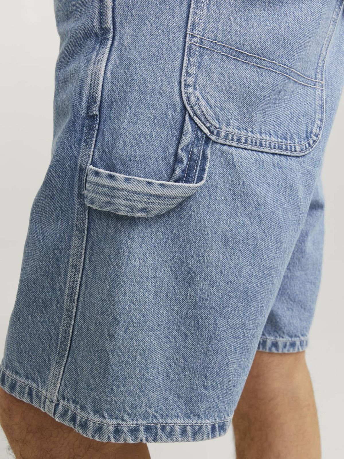  מכנסי ג'ינס קצרים בסגנון דגמ"ח של JACK AND JONES