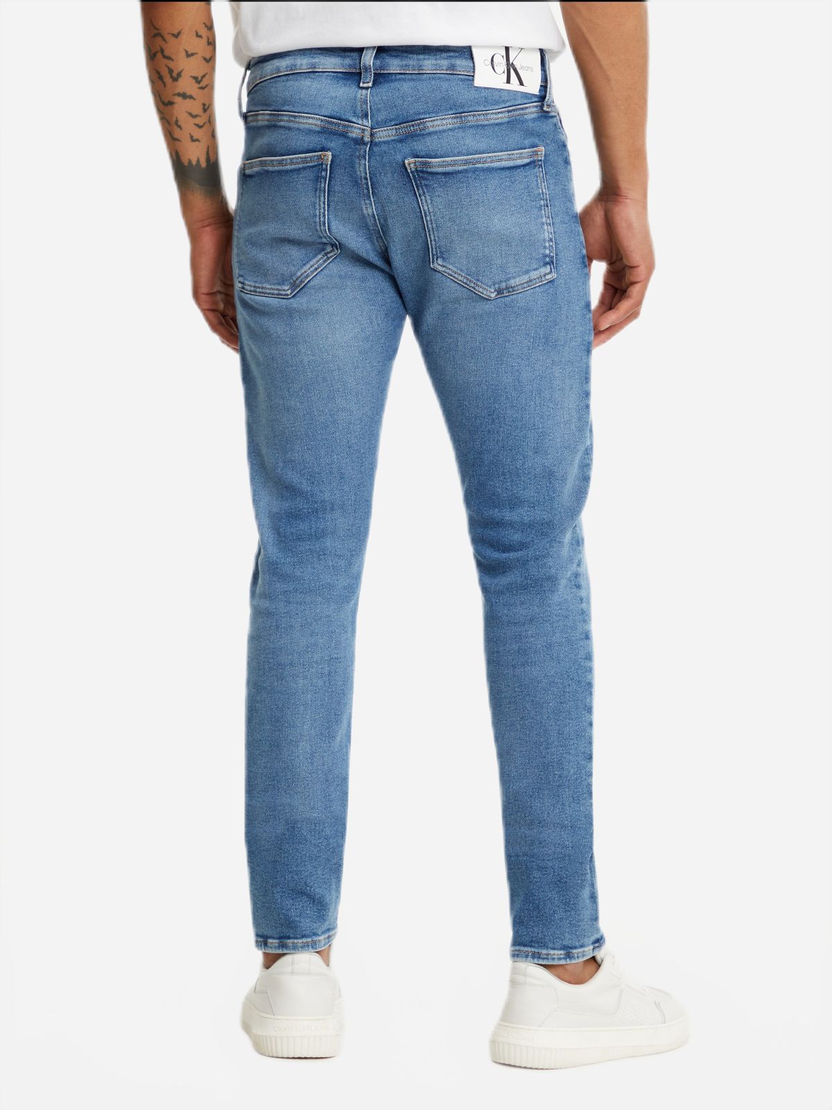  ג'ינס בגזרת SKINNY של CALVIN KLEIN