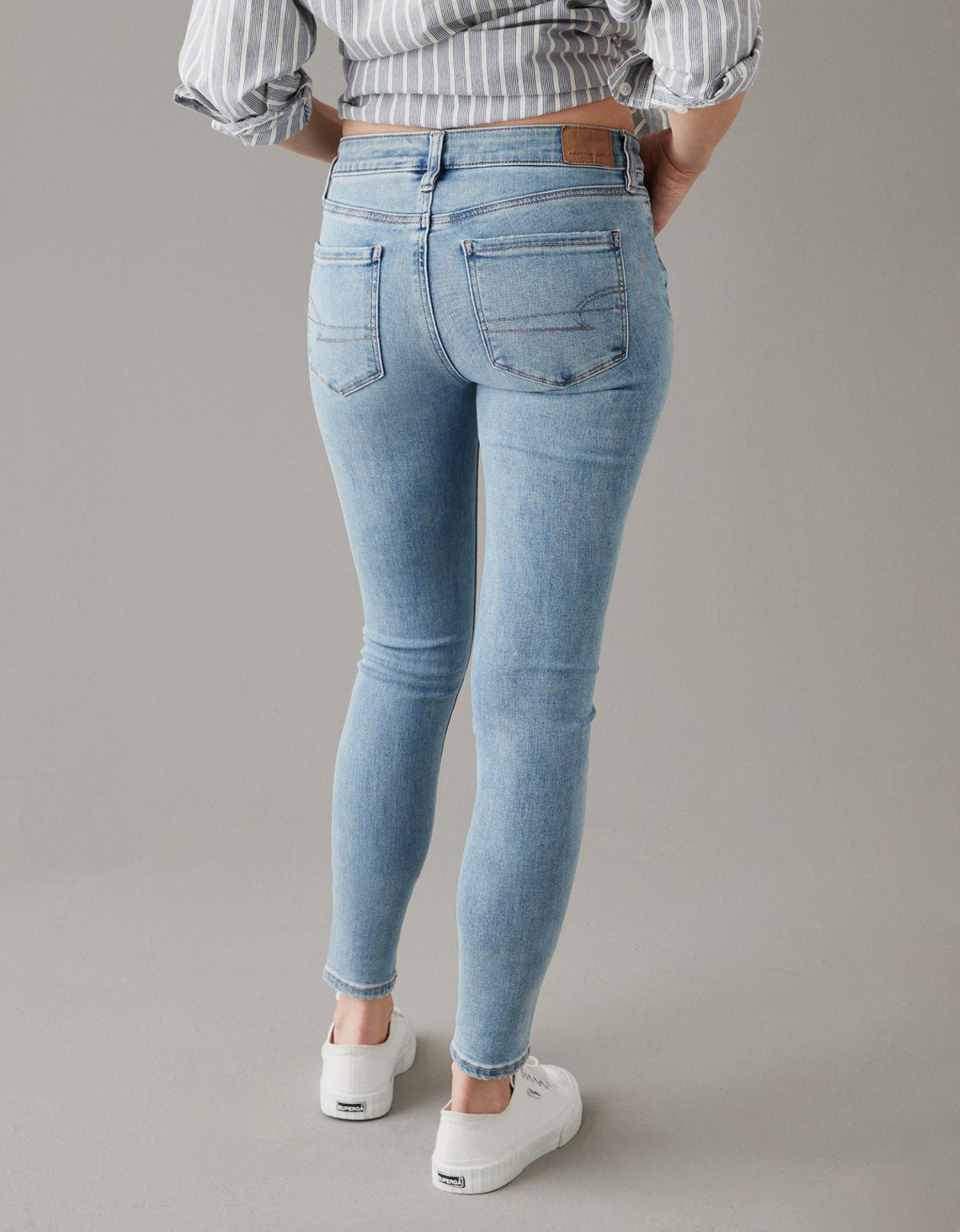  ג'ינס בגזרת REGULAR FIT של AMERICAN EAGLE