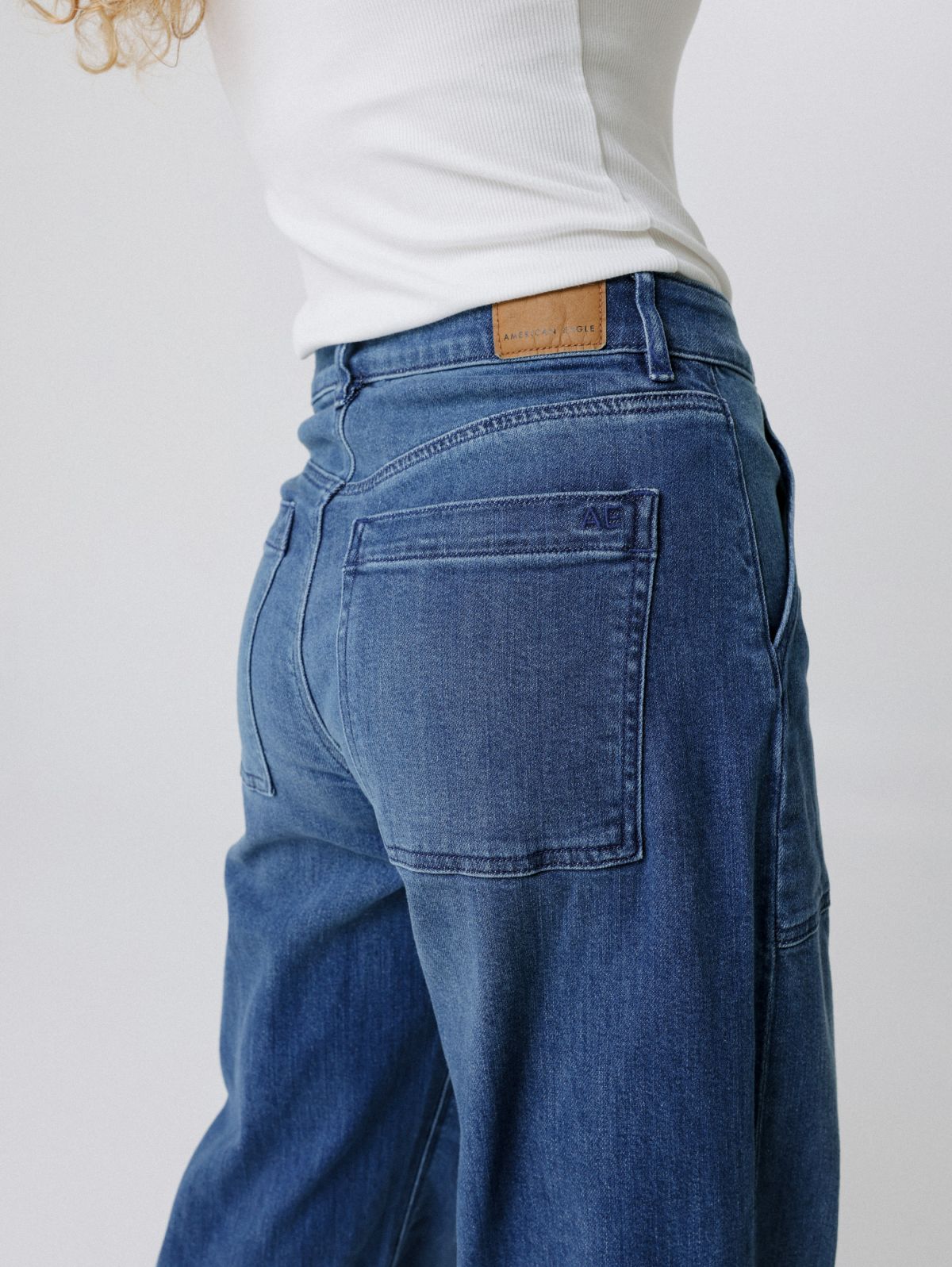  מכנסי ג'ינס גבוהים בגזרה רחבה של AMERICAN EAGLE