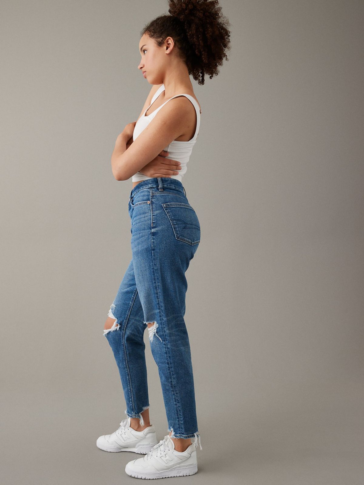  מכנסי ג'ינס בגזרת MOM של AMERICAN EAGLE