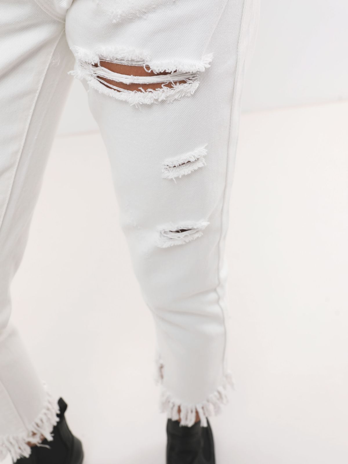  ג'ינס עם קרעים וסיומת פרנזים של GLAMOROUS
