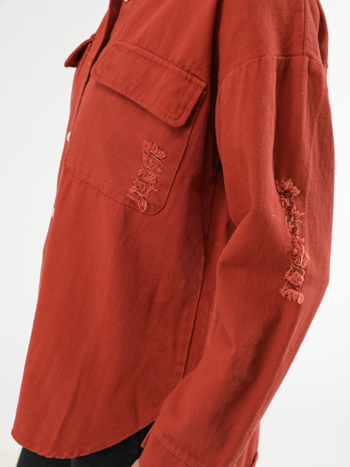  חולצת ג'ינס מכופתרת עם קרעים של TERMINAL X