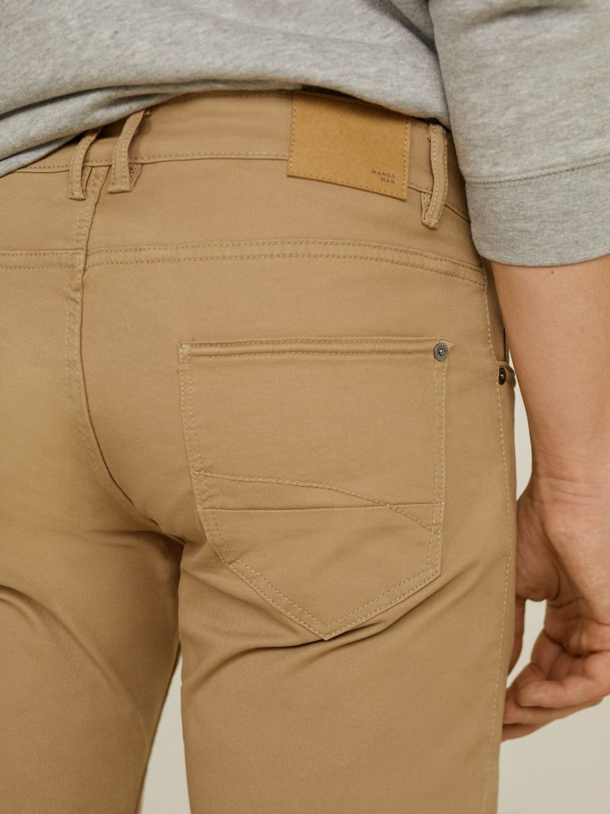  מכנסיים בגזרת Slim-fit של MANGO