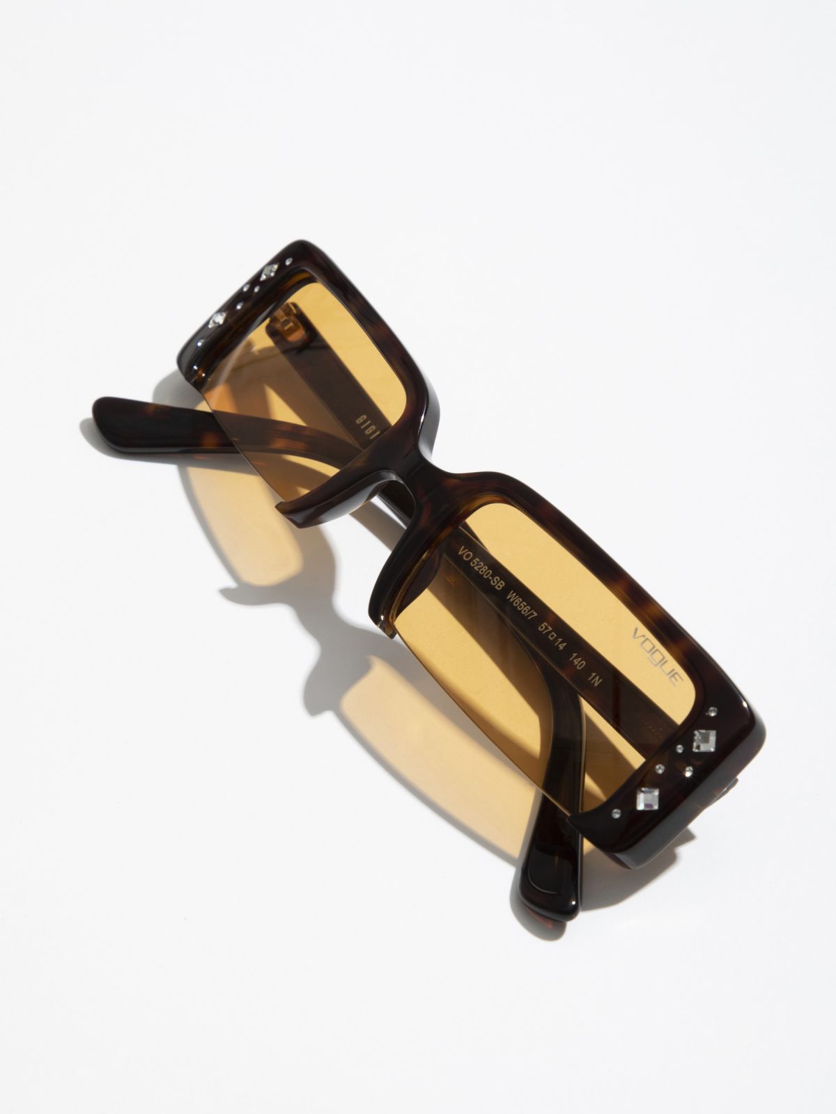  משקפי שמש מלבניים עם מסגרת משובצת Gigi Hadid של VOGUE EYEWEAR