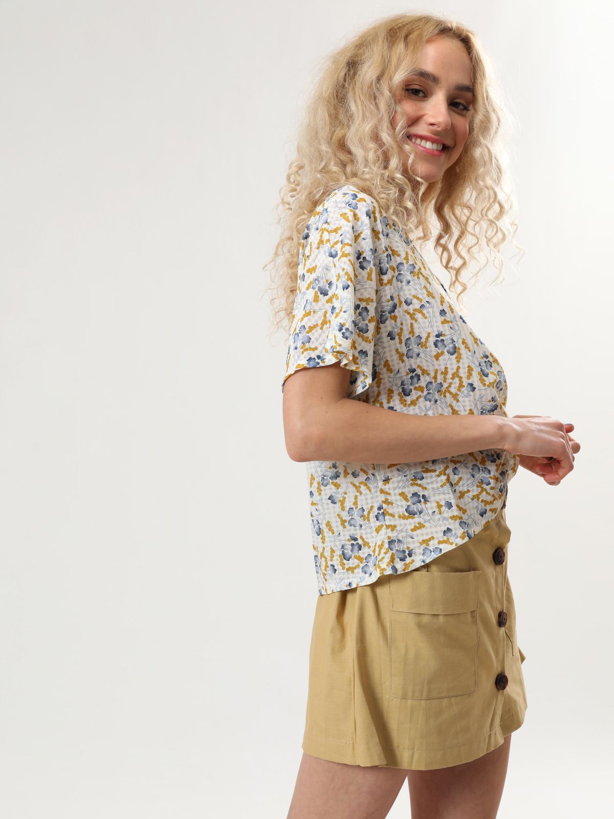  מכנסי חצאית קצרים עם כפתורים בחזית של YANGA
