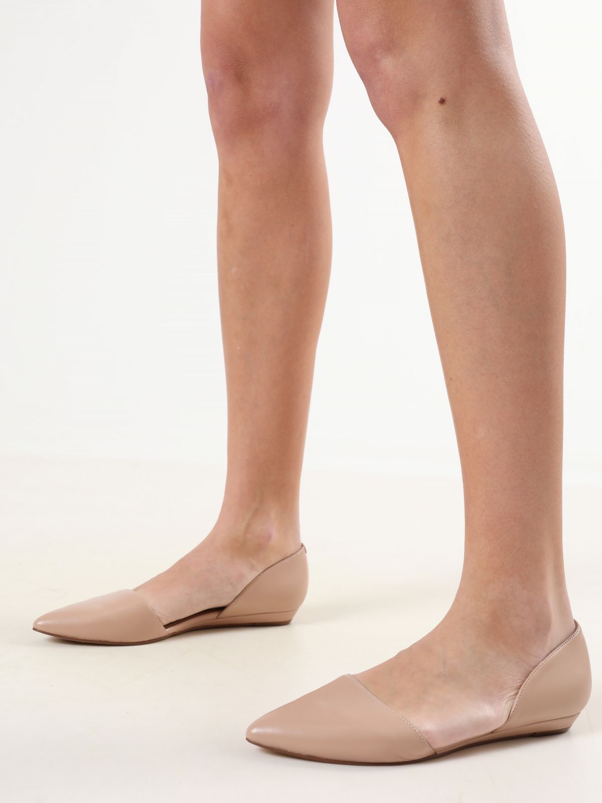  נעלי דמוי עור מחודדות עם פתחים בצדדים של NINE WEST
