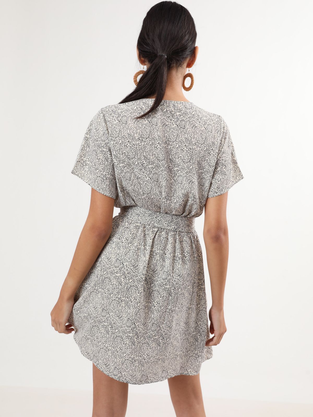  שמלת מיני בהדפס עלים עם חגורת קשירה של YANGA