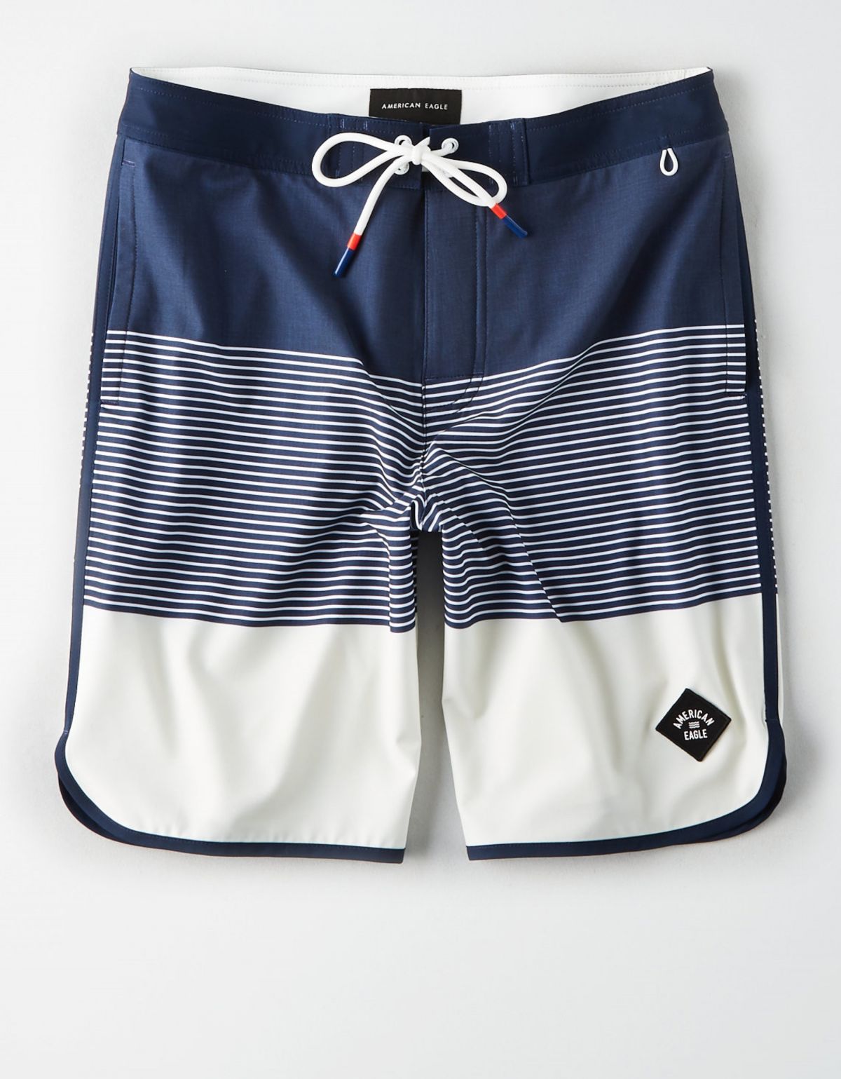 מכנסי בגד ים קולור בלוק עם פאץ' לוגו של AMERICAN EAGLE