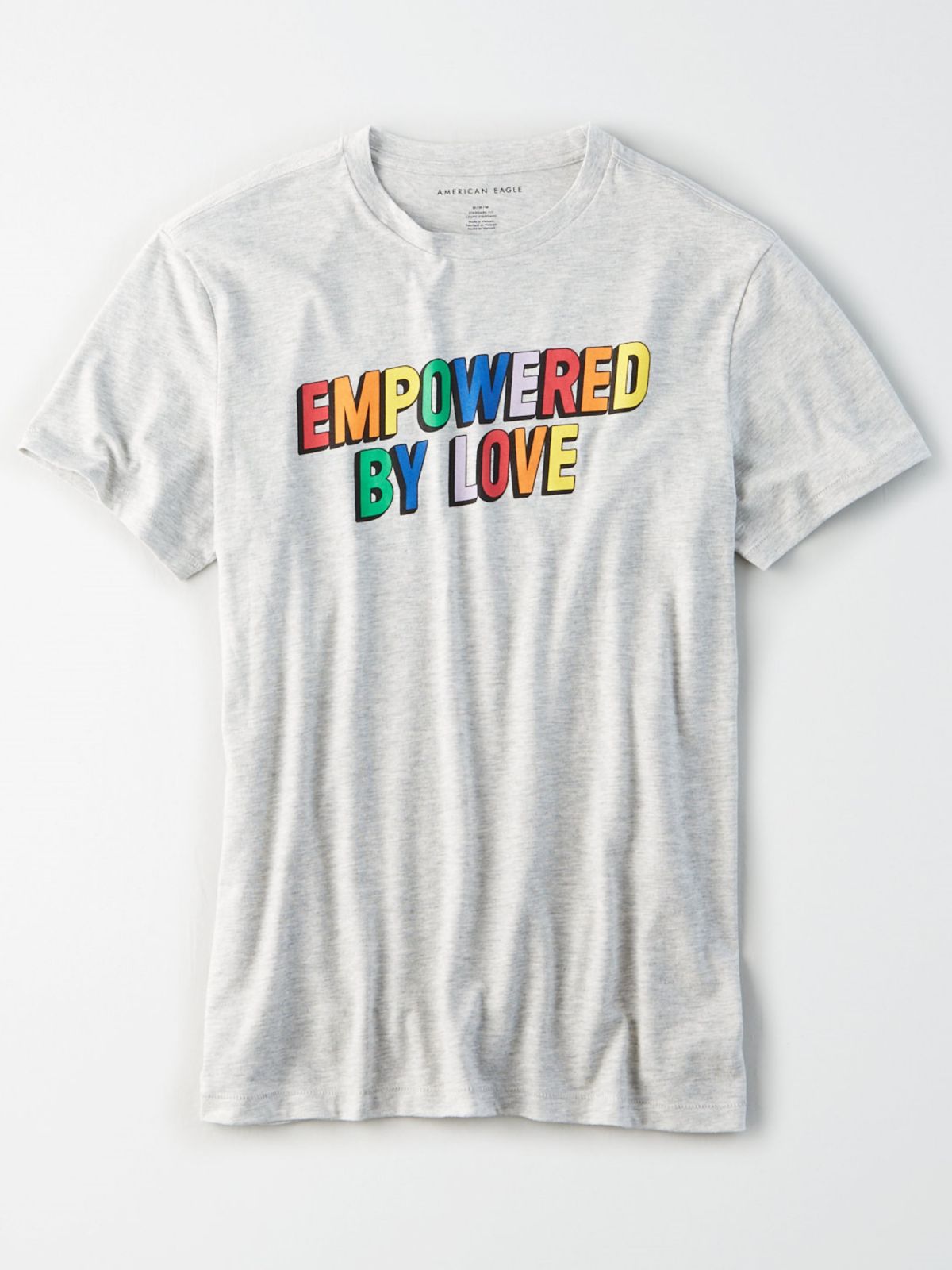  טי שירט עם הדפס צבעוני Empowered by Love / יוניסקס של AMERICAN EAGLE