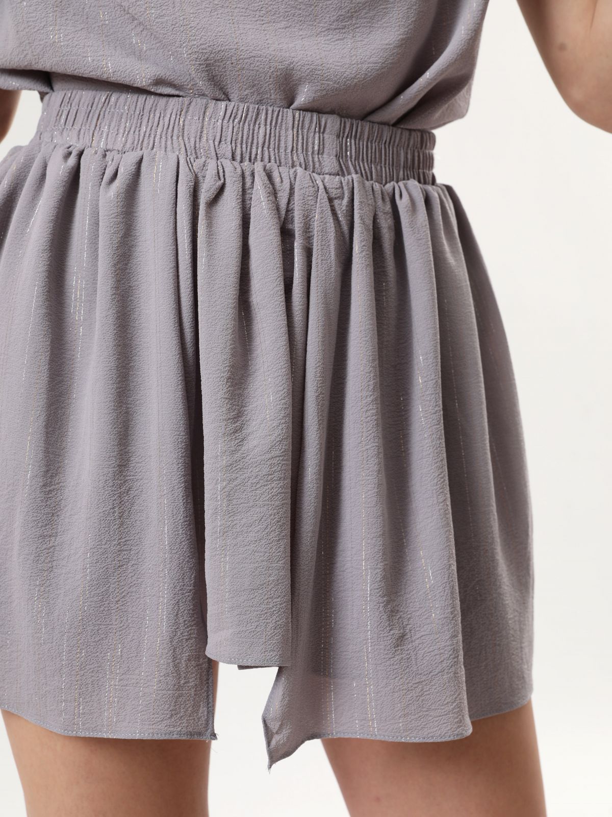  חצאית מיני בהדפס פסים מטאליים של YANGA