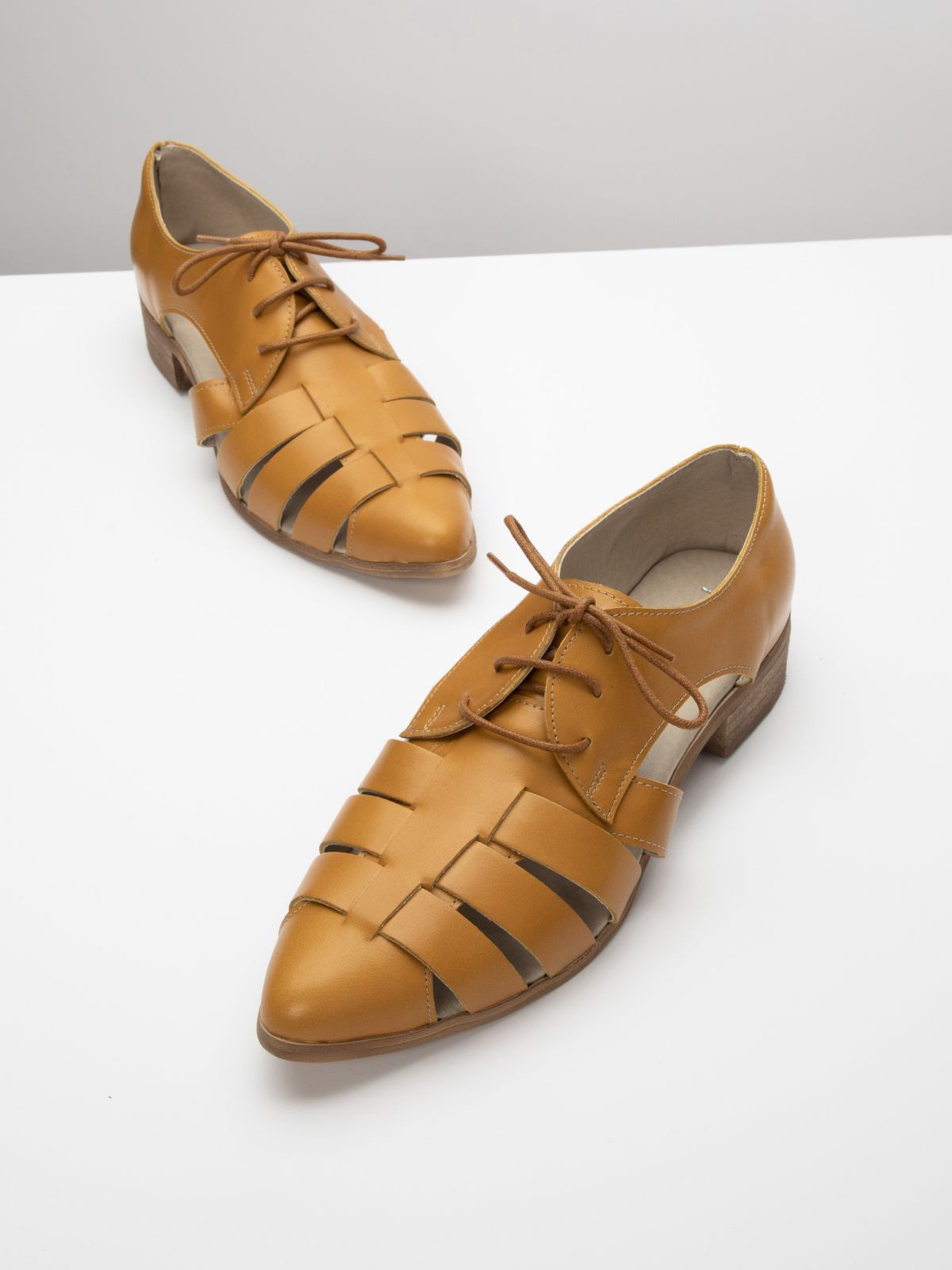  נעלי אוקספורד מעור עם פתחים בצדדים של YANGA