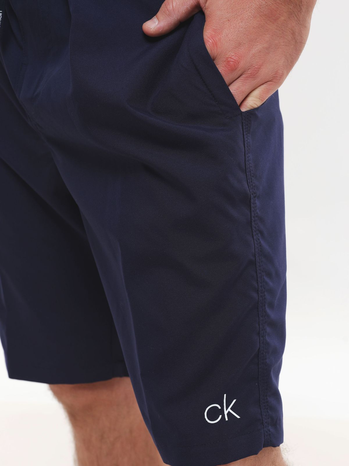  מכנסי גלישה עם הדפס לוגו של CALVIN KLEIN