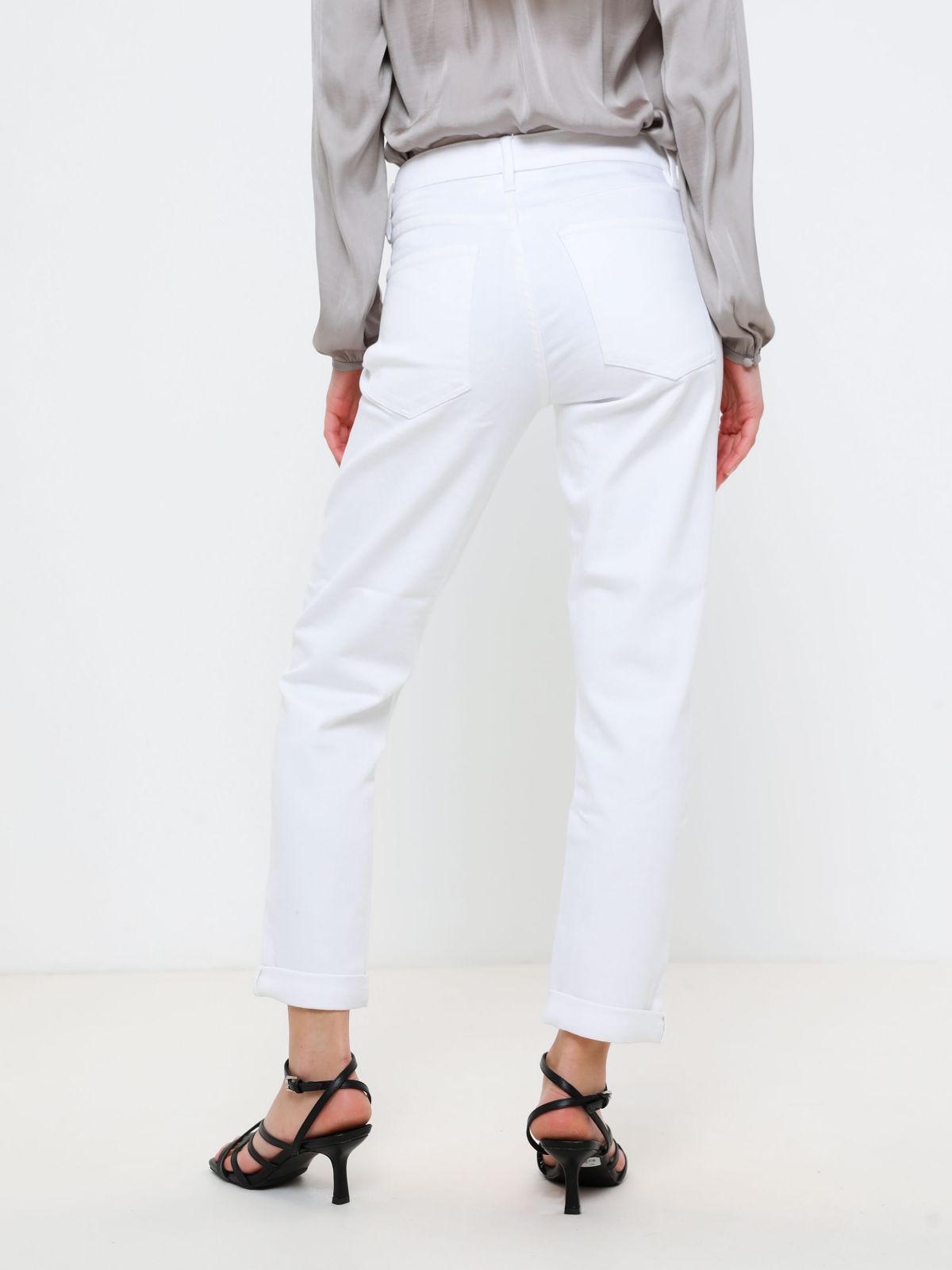  ג'ינס ארוך בגזרה ישרה Mid-Rise Straight של BANANA REPUBLIC