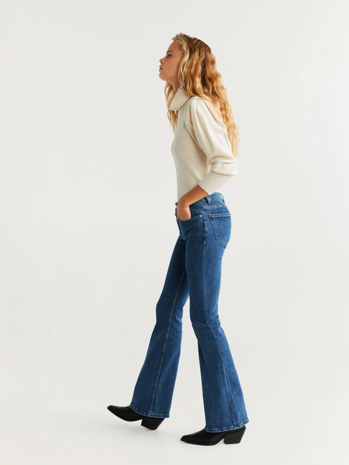  ג'ינס ארוך בגזרה מתרחבת של MANGO