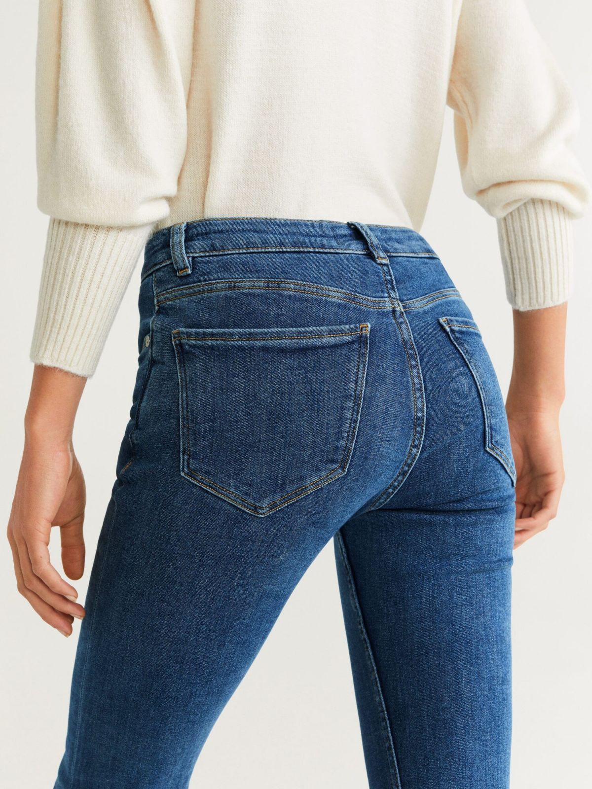  ג'ינס ארוך בגזרה מתרחבת של MANGO