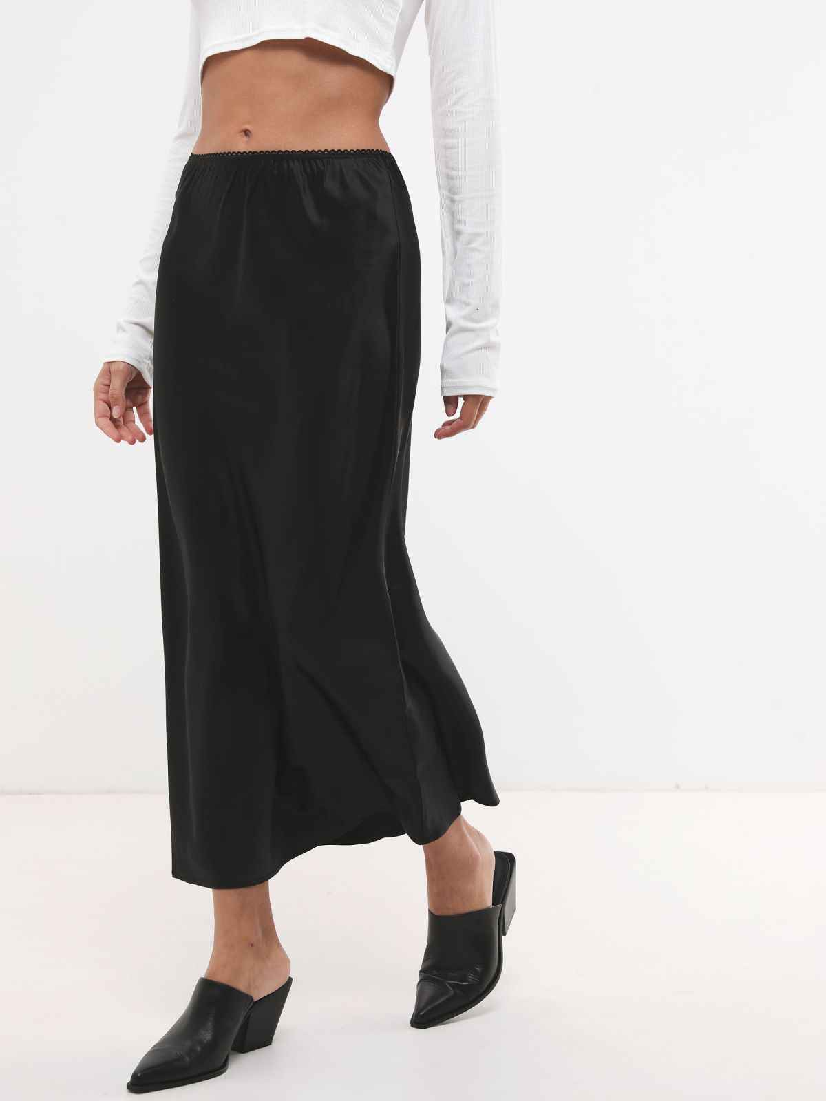  חצאית מקסי סאטן עם שוליים גליים של GLAMOROUS
