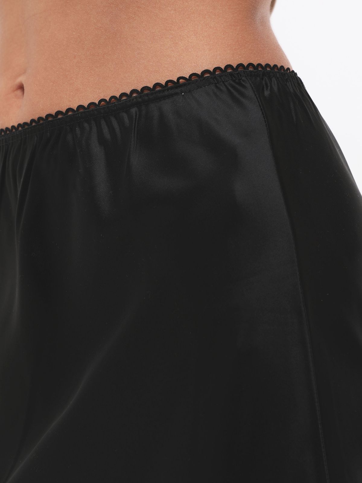 חצאית מקסי סאטן עם שוליים גליים של GLAMOROUS
