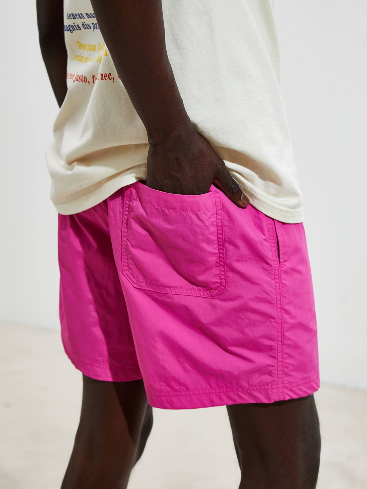  מכנסי ניילון קצרים בצבע ניאון UO של URBAN OUTFITTERS