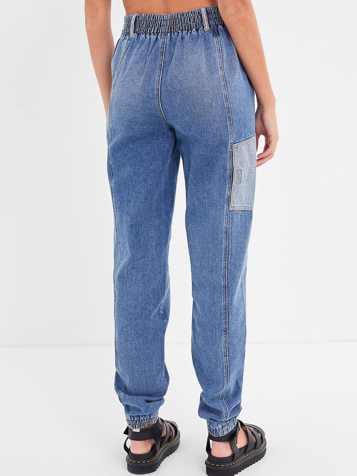  ג'ינס גבוה בשטיפה כהה עם פאצ'ים בהירים BDG של URBAN OUTFITTERS