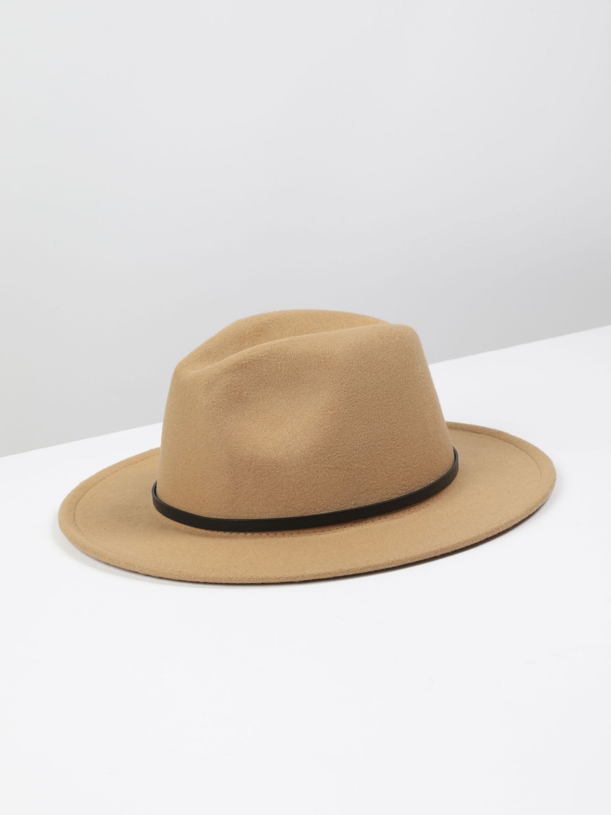  כובע קטיפה רחב שוליים בשילוב רצועה של TERMINAL X