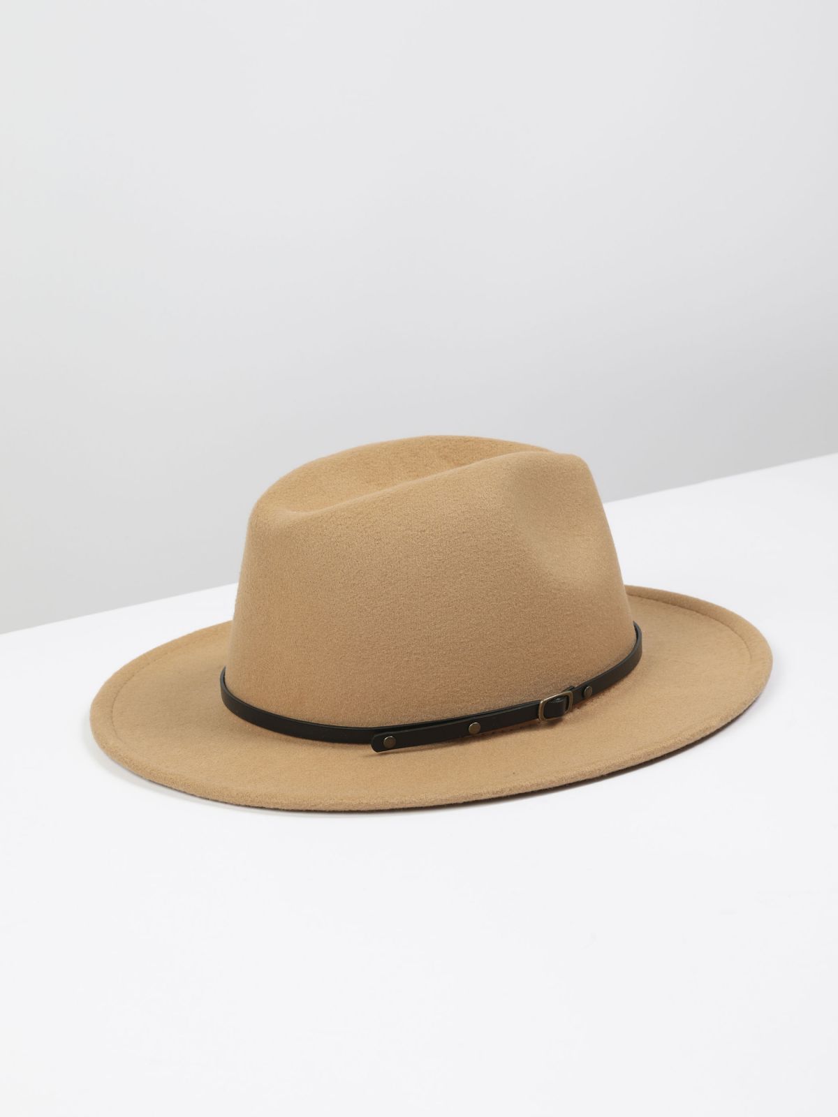 כובע קטיפה רחב שוליים בשילוב רצועה של TERMINAL X