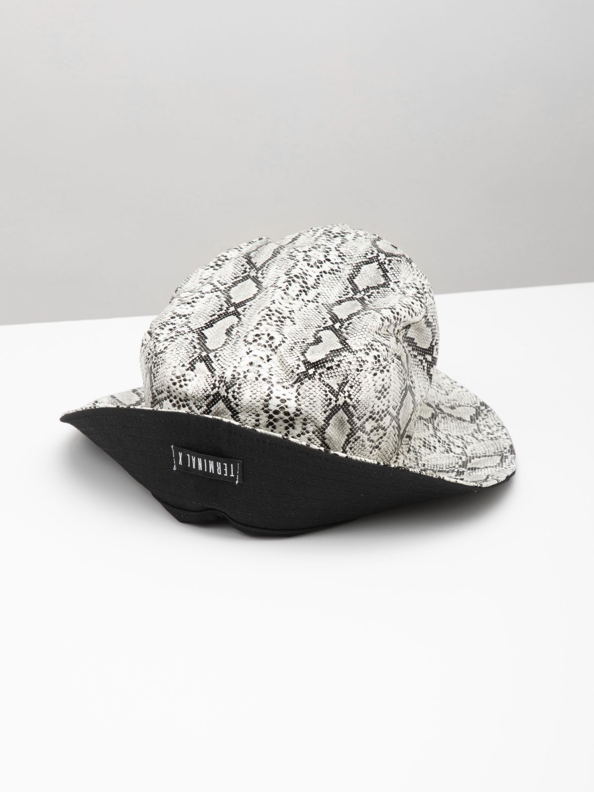  כובע באקט בהדפס מנוחש של TERMINAL X
