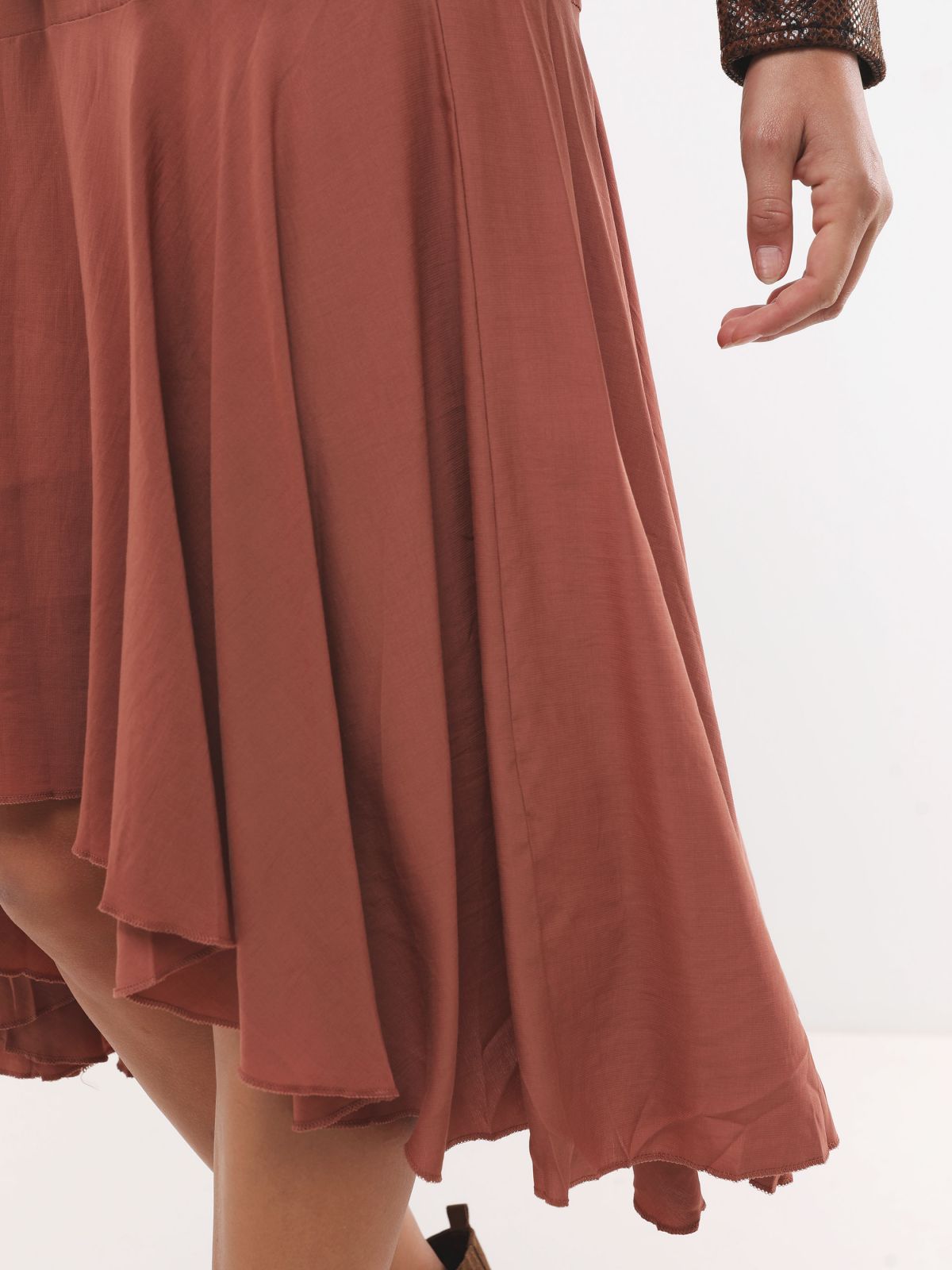  חצאית קומות אסימטרית עם קשירה של YANGA