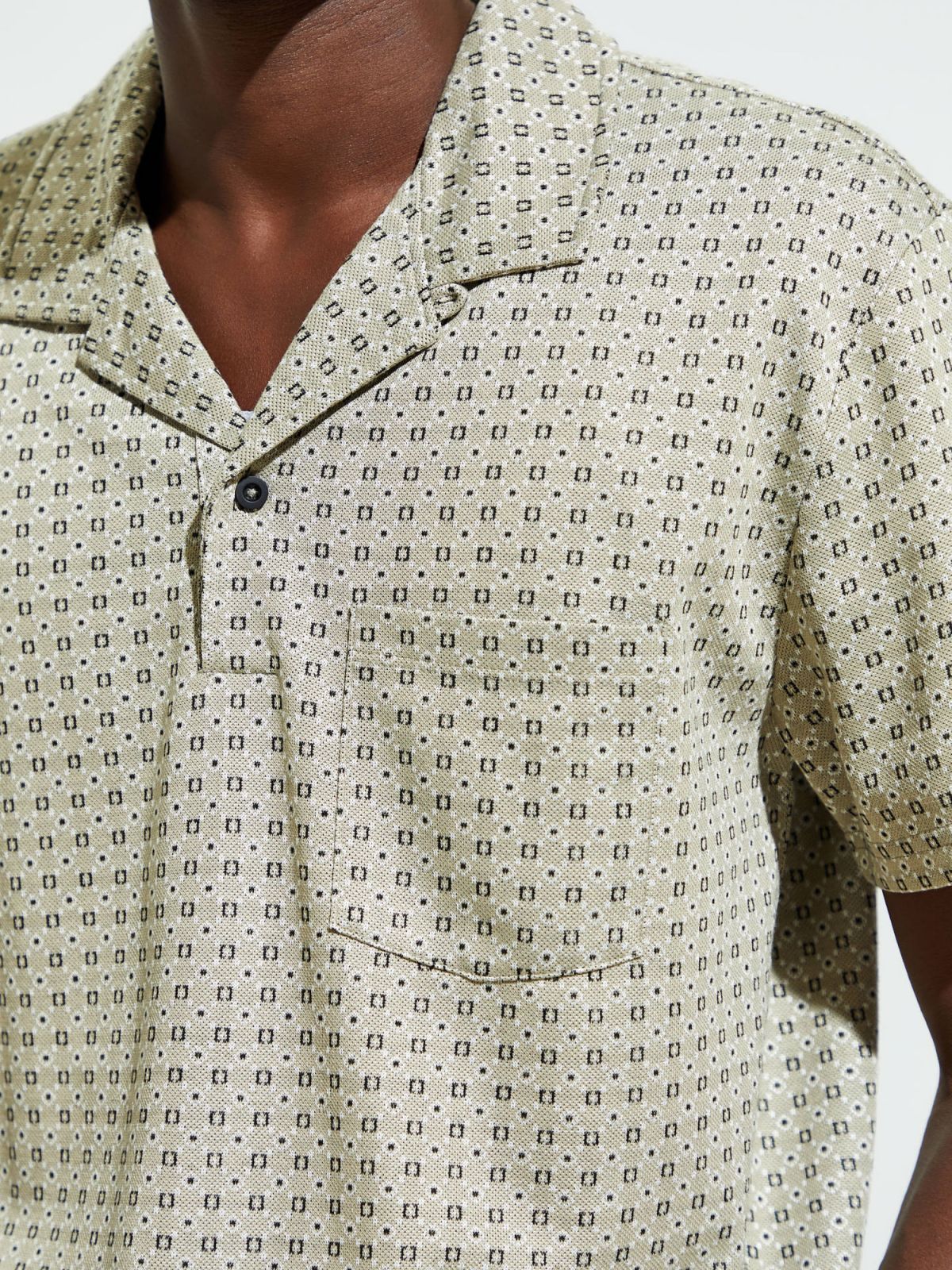  חולצת פולו בהדפס משבצות UO של URBAN OUTFITTERS
