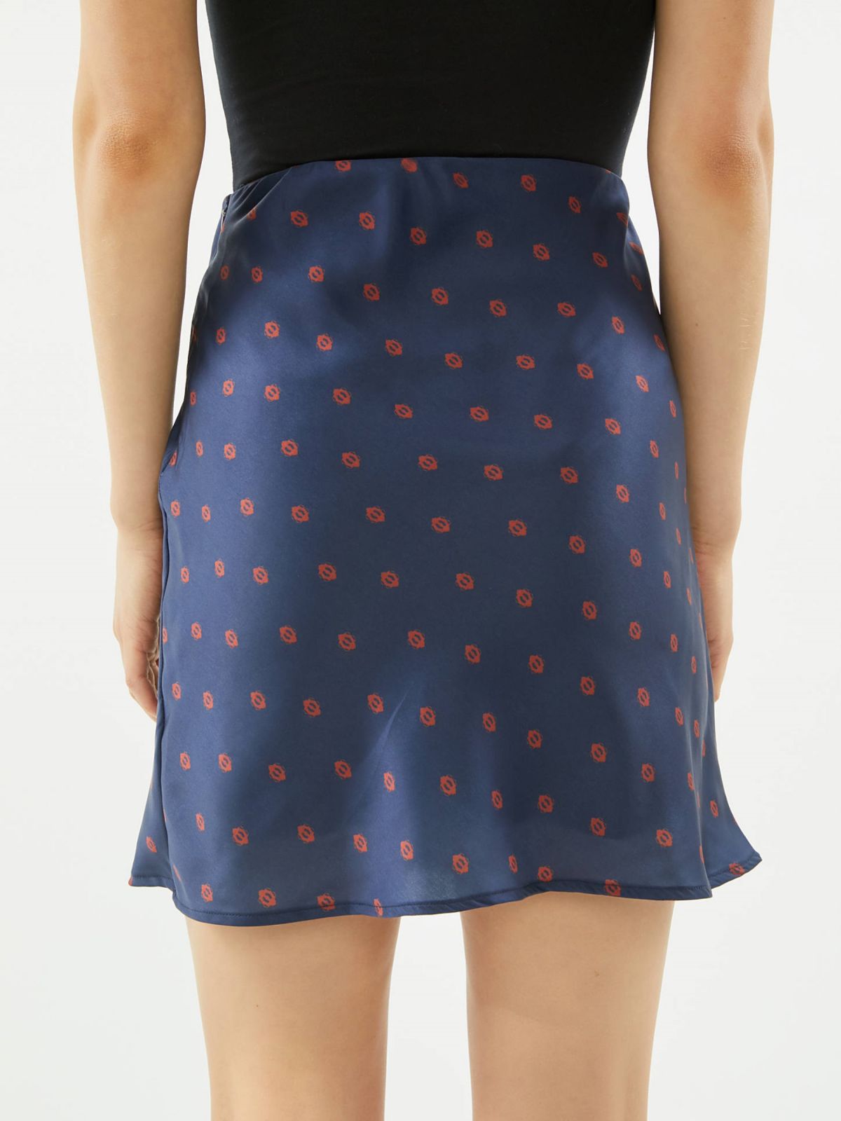  חצאית סאטן מיני בהדפס עיגולים UO של URBAN OUTFITTERS