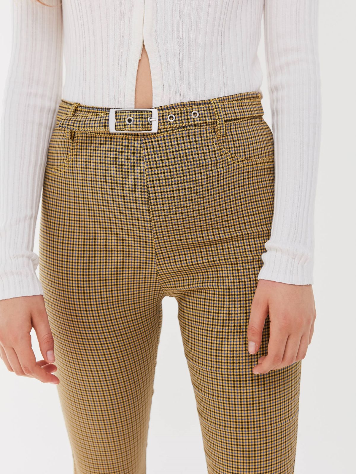  מכנסיים בהדפס משבצות עם חגורת מותן UO של URBAN OUTFITTERS