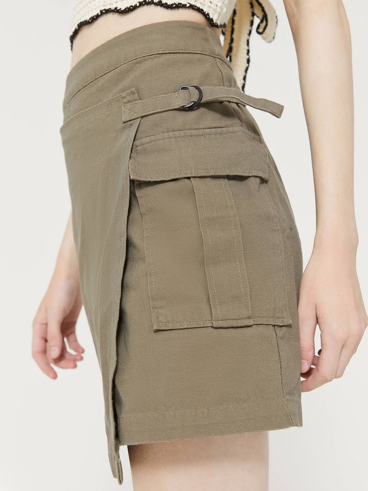  חצאית מעטפת מיני עם אבזם UO של URBAN OUTFITTERS
