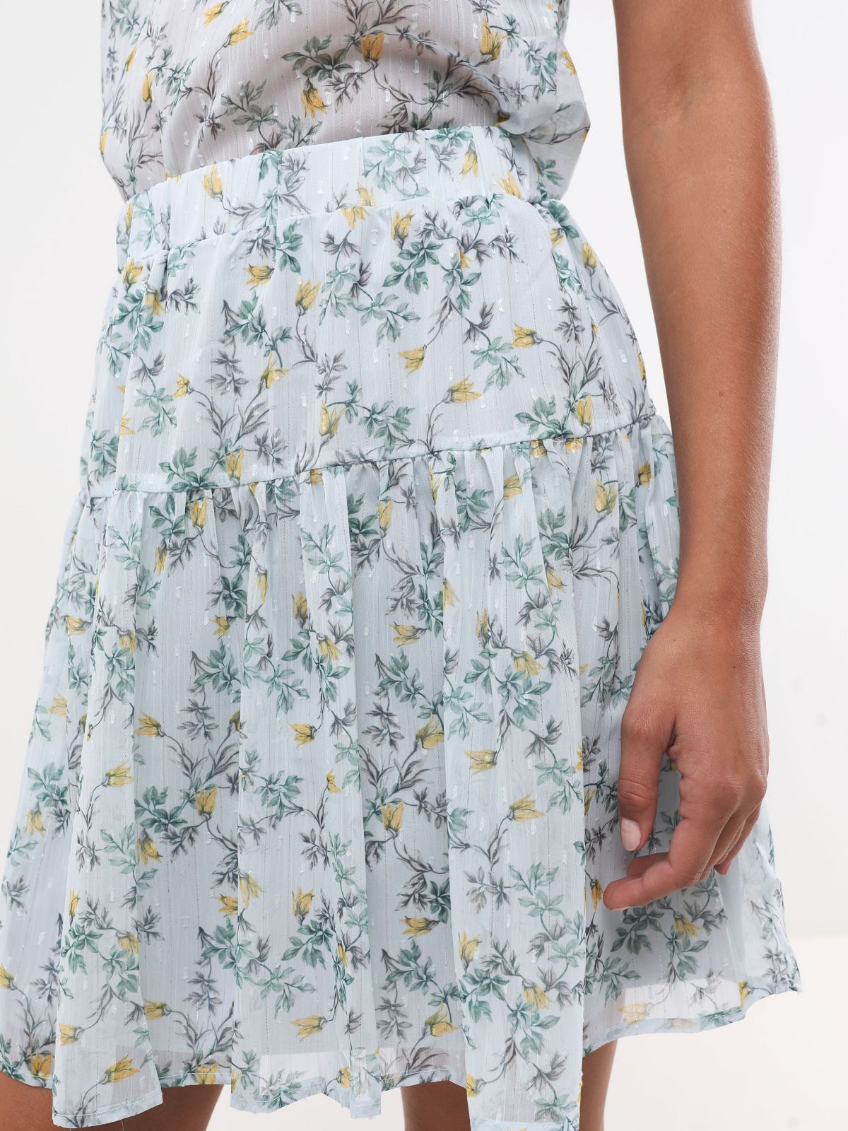  חצאית מיני בהדפס פרחים עם חגורת קשירה של YANGA
