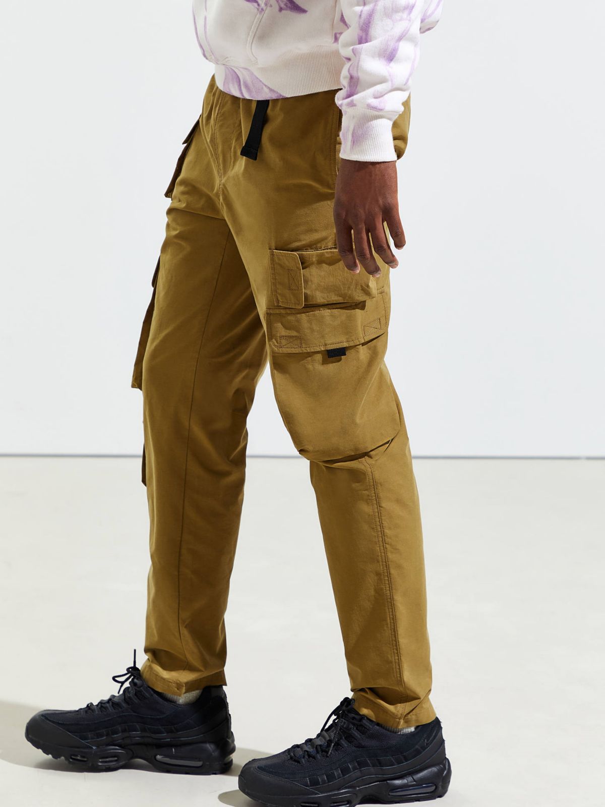  מכנסי דגמ״ח עם חגורה UO של URBAN OUTFITTERS